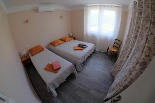 - une vue sur une chambre avec 2 lits et une fenêtre dans l'établissement Lou Maset, à Saint-Paul-Trois-Châteaux