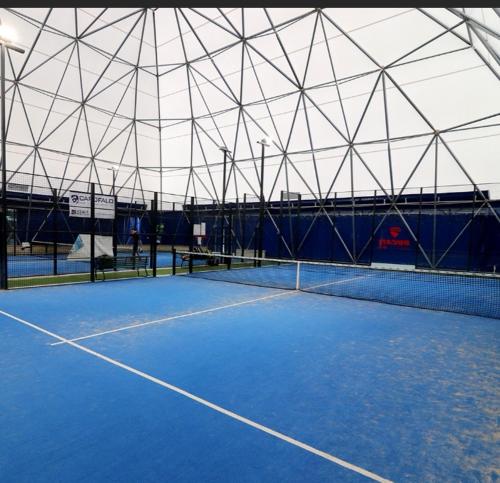 Casa Rica tesisi ve yakınında tenis ve/veya squash olanakları