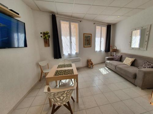 uma sala de estar com um sofá e uma mesa em Suquet 22 – 2 Pièces, Cannes Cœur Historique, Calme, Plage à 300m, Parking em Cannes