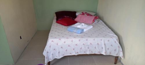 a small bed with four pillows on top of it at Espaço Alto da Colina em Penedo RJ in Itatiaia