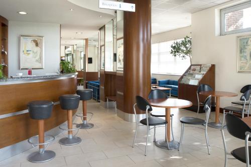 a restaurant with chairs and tables and a bar at Hotel Re in Lissone