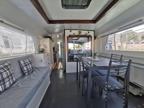 Photo de la galerie de l'établissement Bateau Entier 35m2 avec Terrasse, à Beaucaire