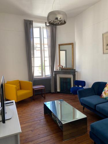 un salon avec un canapé et une table basse dans l'établissement La belle Histoire, à Carcassonne