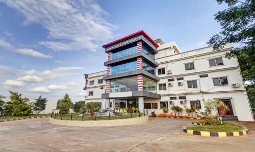 an image of a building at Treebo Trend Grand Jp Inn 3 Km From Gundlupet Bus Stand in Gundlupet