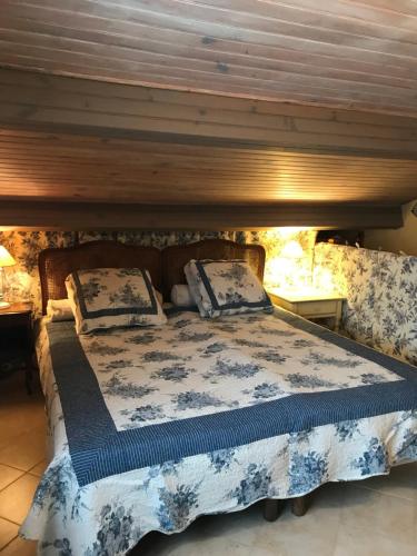 サン・ラファエルにあるVilla Elisabeth Saint-Raphaëlのベッドルーム1室(青と白の掛け布団付きのベッド1台付)