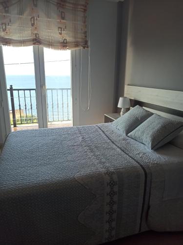 - une chambre avec un lit et une vue sur l'océan dans l'établissement CASA CON ESPECTACULARES VISTAS AL MAR, à Escarabote