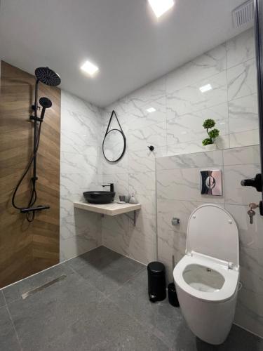 een badkamer met een toilet en een wastafel bij 4U LUXURY VILLA in Dospat