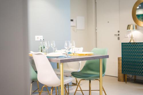 a dining room with a table and chairs at Casa Agnese in Alba