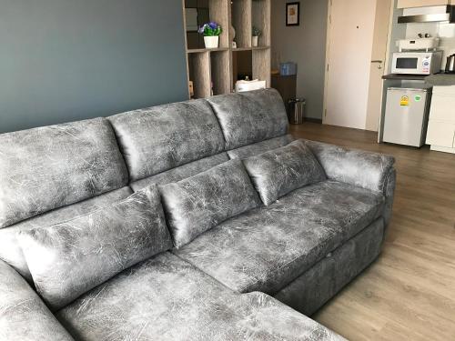 un sofá de cuero en la sala de estar en Stunning Seaview Suite en Jomtien Beach