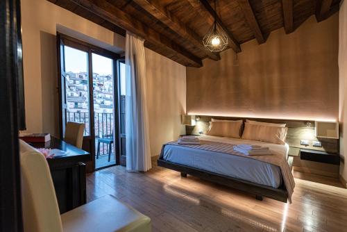 - une chambre avec un lit, un bureau et une fenêtre dans l'établissement Gratteri Resort, à Gratteri