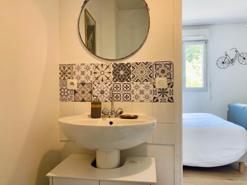 a bathroom with a sink and a mirror at Appartement proche Hôpital et centre-ville in Saint Lo