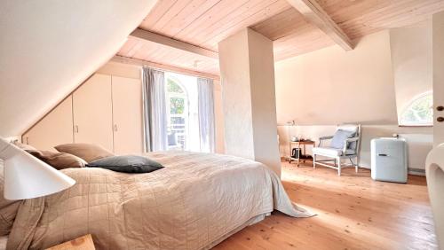 um quarto com uma cama grande e uma secretária em Bakkehuset Countryhouse em Skovby