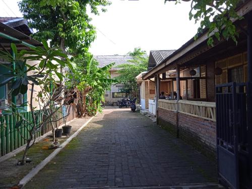 a cobblestone street in a village with buildings at Backpacker Kawah Ijen in Banyuwangi