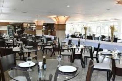 a dining room with tables and chairs in a restaurant at GRAN LENÇÓIS FLAT - APTO PARTICULAR in Barreirinhas