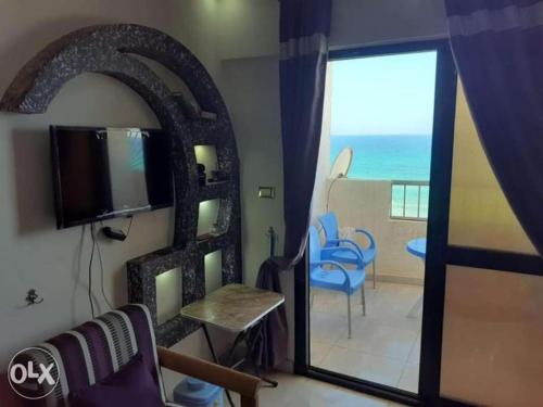 Μια τηλεόραση ή/και κέντρο ψυχαγωγίας στο Apartment Panorama Beach Elzohour