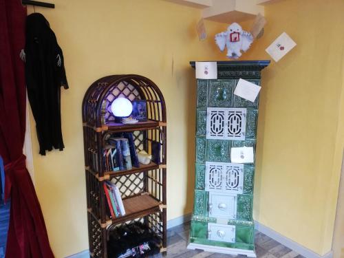 Habitación con estantería para libros y jaula para aves en l'antre du Sorcier (inspiré du monde Harry Potter), en Stosswihr