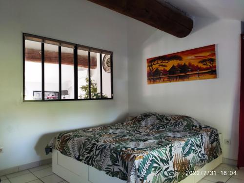 une chambre avec un lit et deux fenêtres dans l'établissement Le mas, à Arles