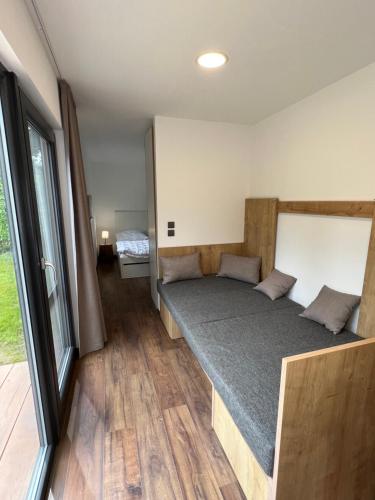 ein Schlafzimmer mit einem Bett und einem großen Fenster in der Unterkunft Lavečka u Valtic in Valtice