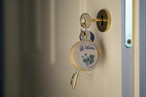 a key chain is hanging on a door at B&B Il Biancospino in Abbadia San Salvatore