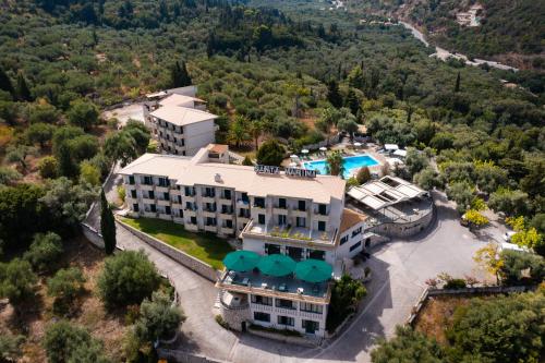 widok z powietrza na ośrodek z basenem w obiekcie Santa Marina Hotel w mieście Agios Nikitas