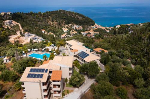 z góry widok na dom z panelami słonecznymi na dachu w obiekcie Santa Marina Hotel w mieście Agios Nikitas