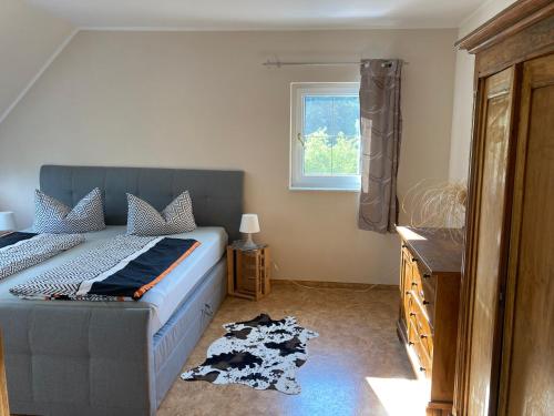 a bedroom with a bed and a window at Ferien in Sachsen in Bischofswerda