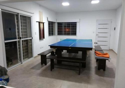 a blue ping pong table in a living room with at Alquiler temporal casa Bialet Masse con pileta, cancha de fútbol, mesa de pool y ping pong in Bialet Massé