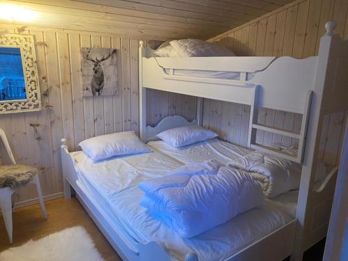 a bedroom with a bunk bed with blue pillows at Nissedal- en liten perle ved Nisser 