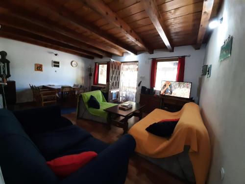 uma sala de estar com um sofá e uma mesa em Vila Berbat em Ovcar Banja