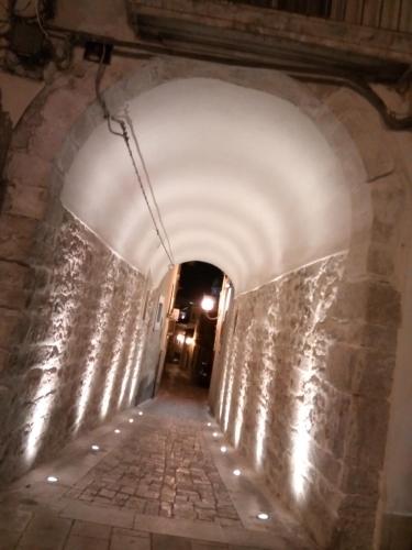 an alley way in a castle at night at Filuvespri in Comiso