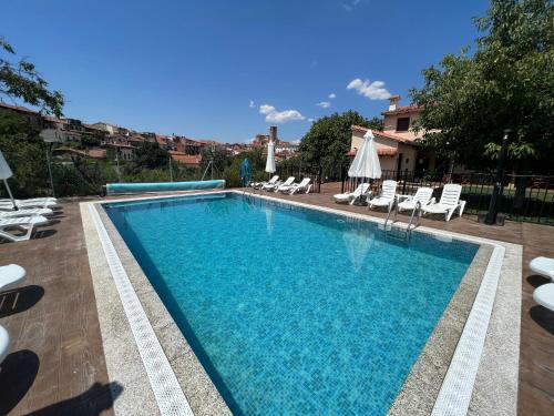 Kolam renang di atau dekat dengan APARTAMENTOS DOÑA JIMENA DEL AMBROZ 4 Estrellas complejo único en el centro del pueblo