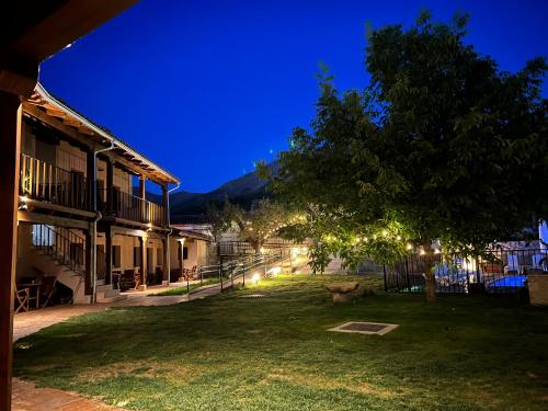 Taman di luar APARTAMENTOS DOÑA JIMENA DEL AMBROZ 4 Estrellas complejo único en el centro del pueblo