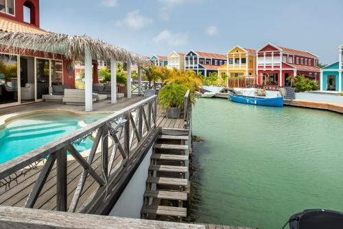 Bazen u ili blizu objekta living near the beach