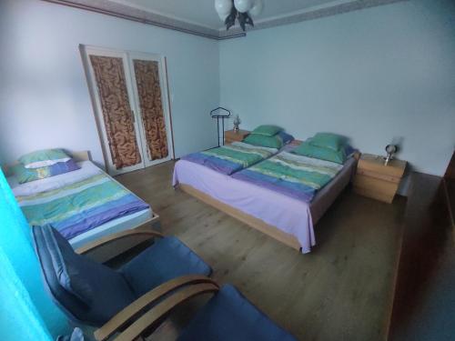 En eller flere senge i et værelse på Abigél Apartman
