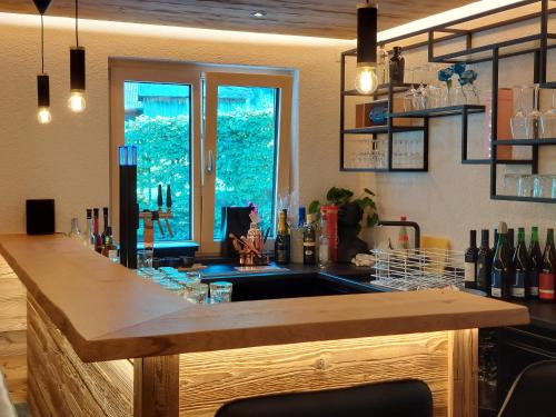 un bar con una barra con botellas de vino en Haus Vilgrassa, en Sankt Gallenkirch
