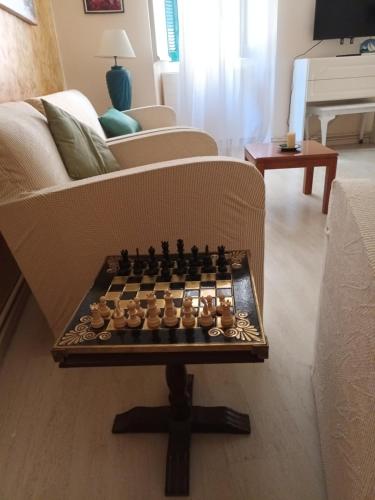 een schaakbord op een tafel in de woonkamer bij Eftihia di corfu in Corfu-stad