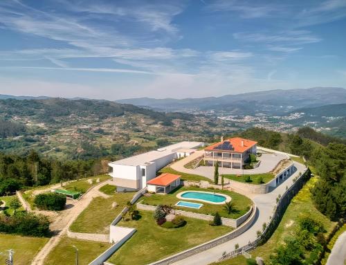 an aerial view of a house with a swimming pool at Hotel Cotto do Gatto in Ponte da Barca