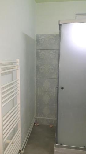 einen weißen Schrank mit einer Tür in einem Zimmer in der Unterkunft Cozy, central 1-bedroom apartment in Timisoara, Romania in Timişoara