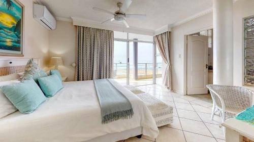 sypialnia z dużym łóżkiem i widokiem na ocean w obiekcie Boulevard Bonanza by Top Destinations Rentals w mieście Margate