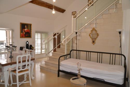 - une chambre avec un lit, une table et un escalier dans l'établissement DNJ Appart Hotel, à Meung-sur-Loire