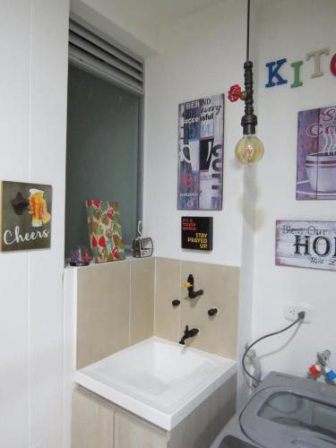 a bathroom with a sink and a bath tub at Precioso apartamento con piscina y wifi in Girardot