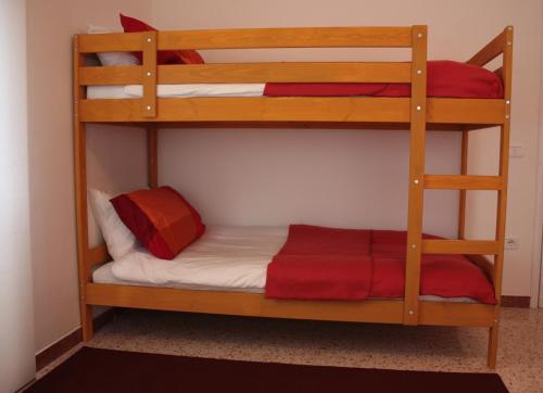 Двуетажно легло или двуетажни легла в стая в Affittacamere Parco dei Canapè