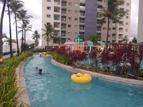 un grupo de personas en una piscina en un complejo en Salinas Exclusive Resort en Salinópolis