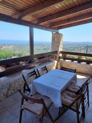 uma mesa e cadeiras numa varanda com vista em Eftihia's Home em Agia Triada