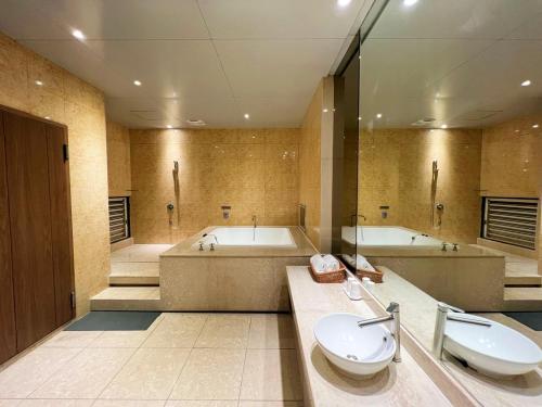 a large bathroom with two sinks and two tubs at Aquarius Motel in Taichung
