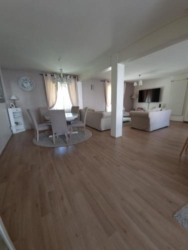 sala de estar amplia con sofá y mesa en Maison individuelle avec sa piscine privée en Clermont-Ferrand