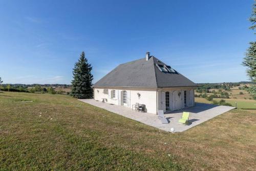 a small white house on a hill in a field at CABANA & La Villa sur la Colline - Au Calme in Saint-Symphorien-des-Bois