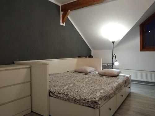 un letto con due cuscini sopra in una stanza di Mansarda a Cluj-Napoca