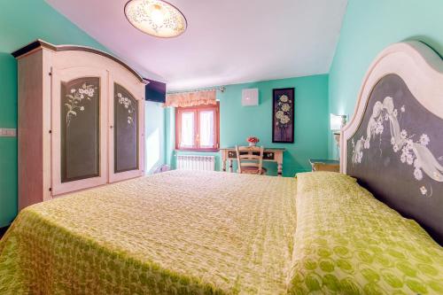 a bedroom with a large bed with green walls at B&B Capriccio in Rocca Priora
