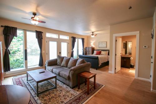 een woonkamer met een bank en een bed bij Creekside Cottage in Jacksonville